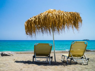 Şezlong sahilde, Crete, Yunanistan