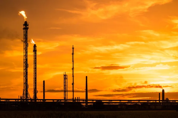 Fabbrica petrolchimica al tramonto — Foto Stock
