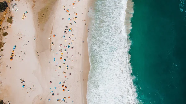 Ondas oceânicas e praia arenosa — Fotografia de Stock