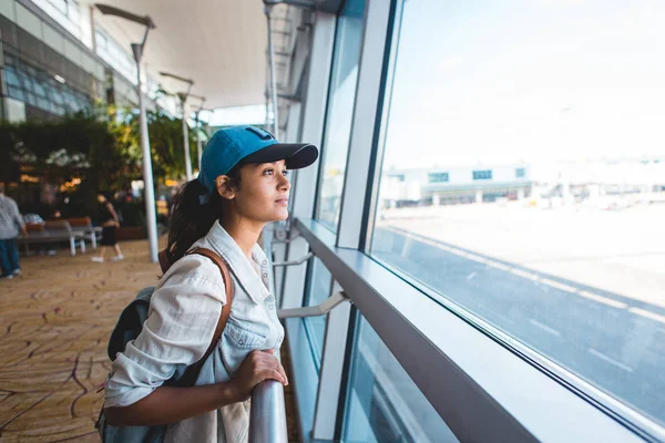 Mujer joven esperando en el salón del aeropuerto —  Fotos de Stock