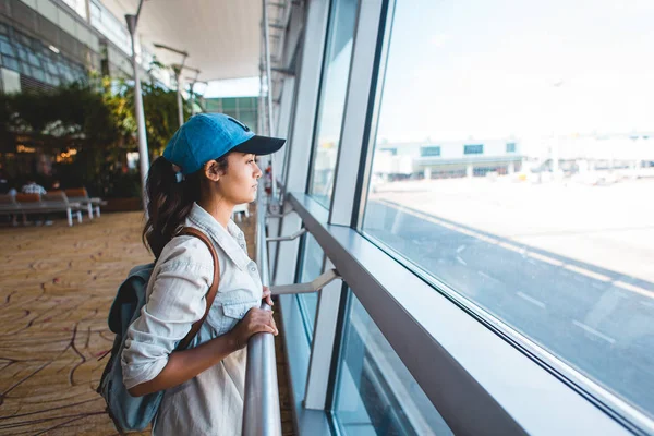 Jonge vrouw te wachten bij luchthaven lounge — Stockfoto