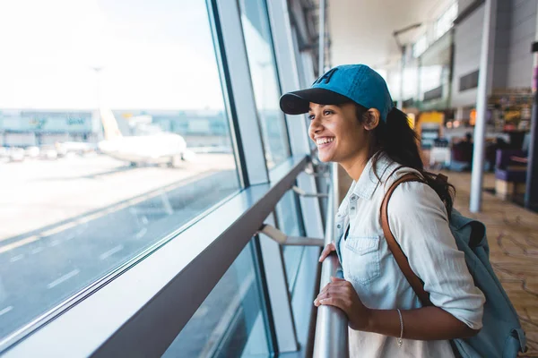 Jonge vrouw te wachten bij luchthaven lounge — Stockfoto