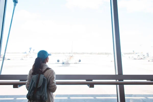 Mujer joven esperando en el salón del aeropuerto —  Fotos de Stock