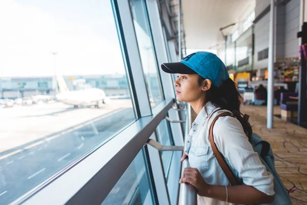 Jonge vrouw te wachten bij luchthaven lounge — Stockfoto