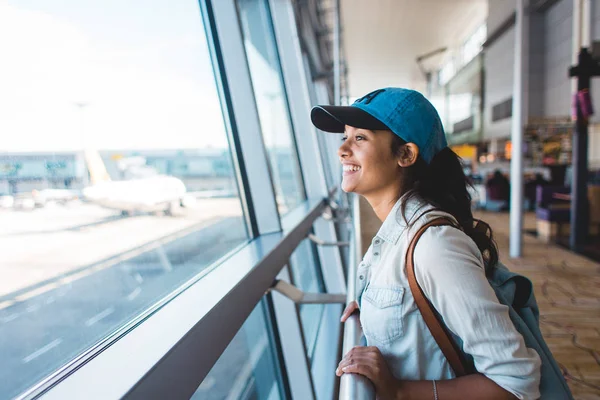 Jonge vrouw te wachten bij luchthaven lounge — Stockfoto