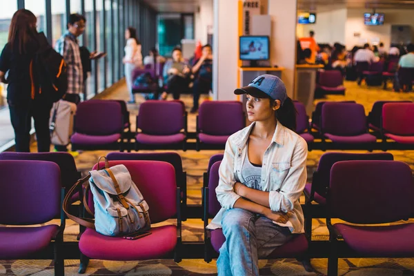 Wanita muda menunggu di ruang tunggu bandara — Stok Foto