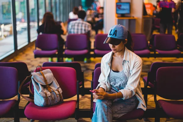 Wanita muda menunggu di ruang tunggu bandara — Stok Foto