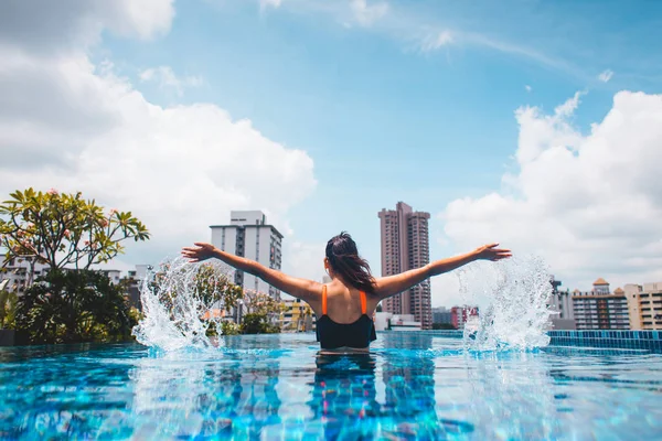 Mujer relajante en la piscina al aire libre — Foto de Stock