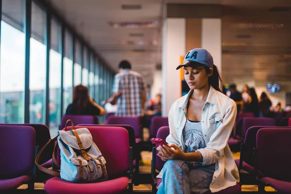 Wanita muda menunggu di ruang tunggu bandara — Stok Foto
