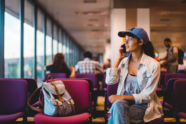 Mujer joven esperando en el salón del aeropuerto — Foto de Stock