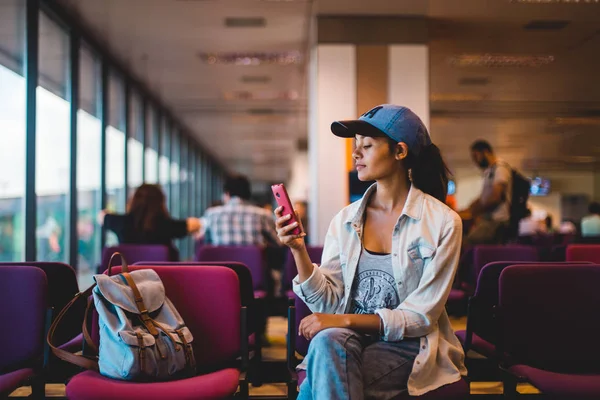 Mujer joven esperando en el salón del aeropuerto — Foto de Stock