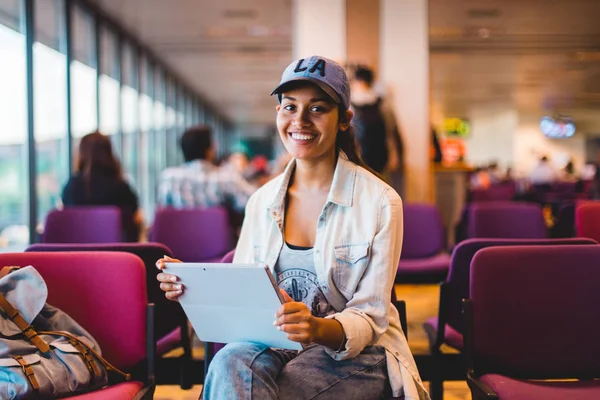 Jonge vrouw te wachten bij luchthaven lounge — Stockfoto