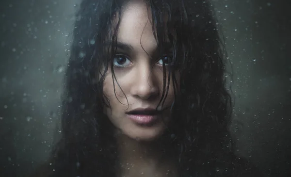 비에서 아름 다운 젊은 여자 — 스톡 사진