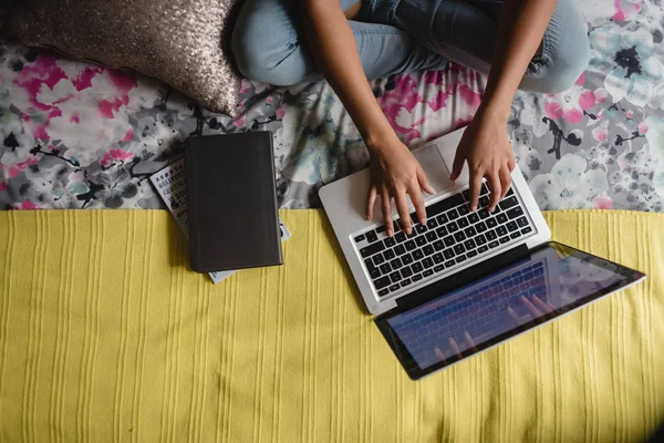 Gadis remaja di kamar tidur menggunakan laptop — Stok Foto