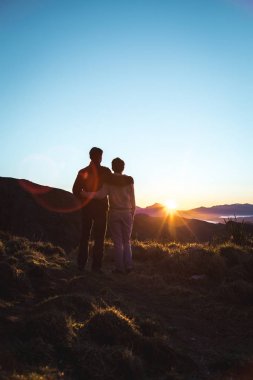 Baba ve oğul gündoğumu izlerken