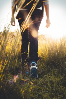 Uzun otların hiking kız