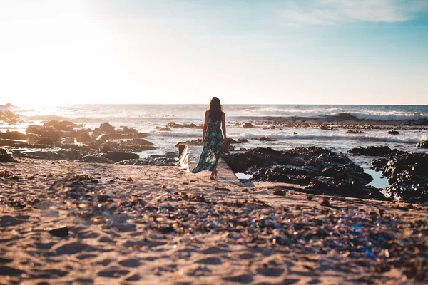 Mulher andando ao longo do oceano — Fotografia de Stock