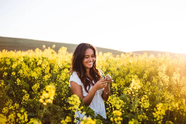 Εφηβικό κορίτσι σε κίτρινα λουλούδια πεδίο — Φωτογραφία Αρχείου