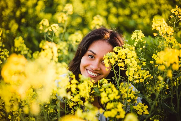 Дівчина-підліток у полі жовтих квітів — стокове фото