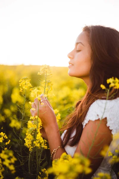 Дівчина-підліток у полі жовтих квітів — стокове фото