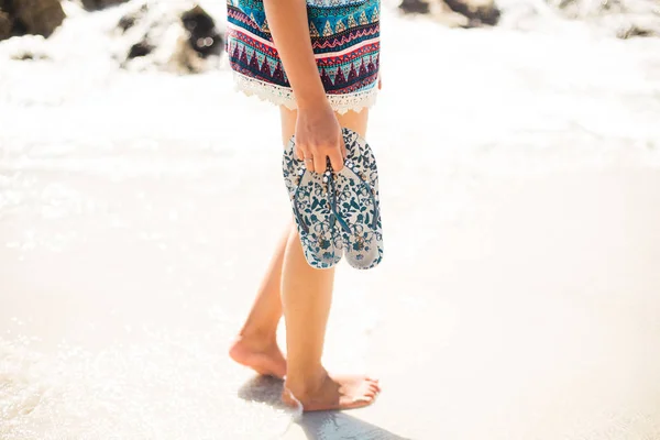 Tiener meisje op het strand — Stockfoto