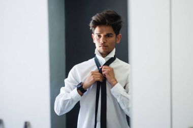 aynada giyiniyor adam