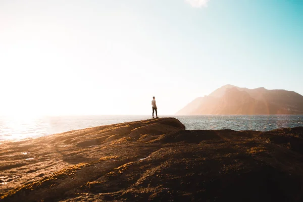 Man standing on cliff — Stock Photo, Image