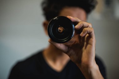 Lens tutan adam fotoğrafçı