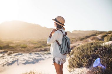 Genç kadın kumlu keşfetmek beach
