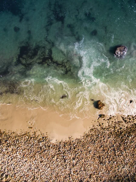 Пляжні скелі і берег — стокове фото