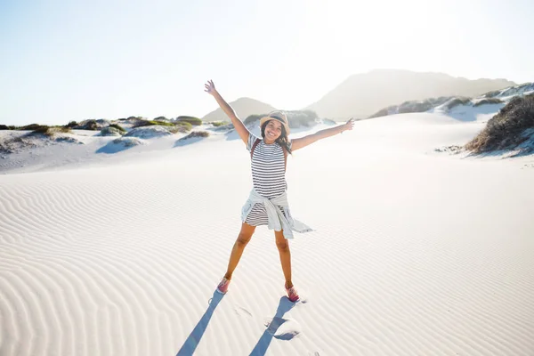 젊은 여성 탐험 모래 해변 — 스톡 사진