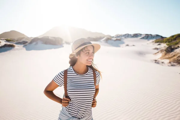 Jovem fêmea explorando praia de areia — Fotografia de Stock