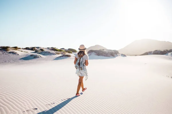 젊은 여성 탐험 모래 해변 — 스톡 사진