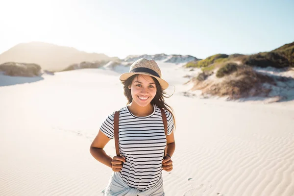 Молода жінка досліджує піщаний пляж — стокове фото