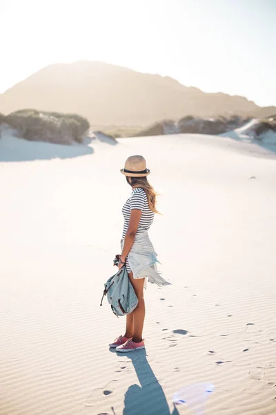 Jonge vrouwelijke verkennen zandstrand strand — Stockfoto