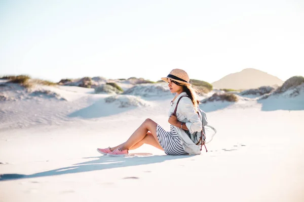 Молодая женщина исследует песчаный пляж — стоковое фото