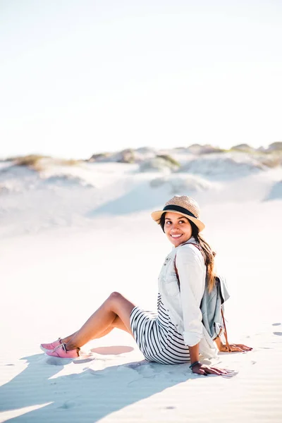 Jonge vrouwelijke verkennen zandstrand strand — Stockfoto