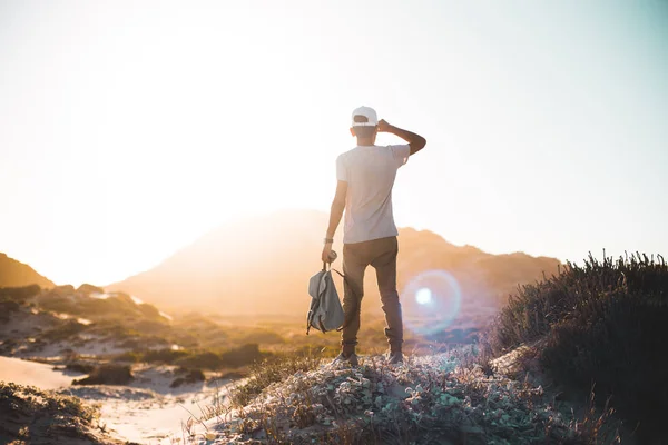 Backpacker berdiri di bukit pasir — Stok Foto