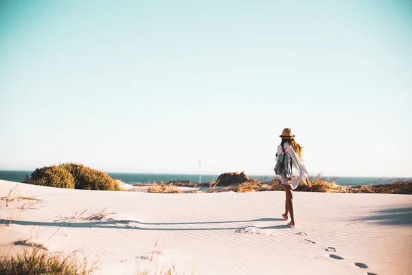 Kum tepeleri üzerinde yürüyen kız — Stok fotoğraf