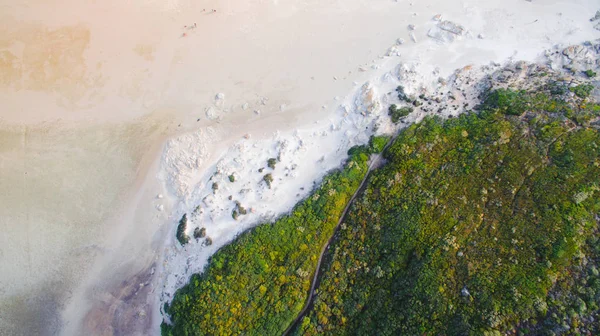 Playa de arena en la raíz de la montaña —  Fotos de Stock