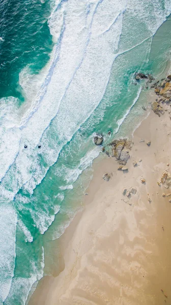Homokos strand és a hullámzó tenger — Stock Fotó