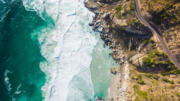 Spiaggia rocciosa e mare ondulato — Foto Stock