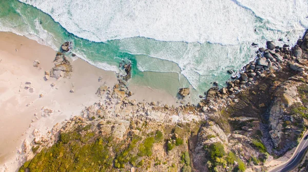 Kumlu plaj ve dalgalı — Stok fotoğraf