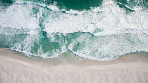 Praia de areia e mar ondulado — Fotografia de Stock