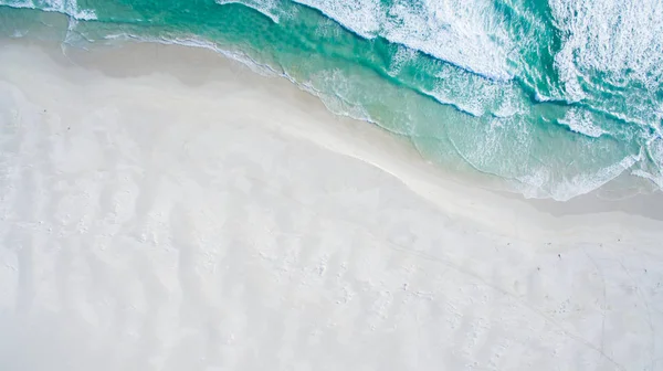 Písečná pláž a zvlněné moře — Stock fotografie