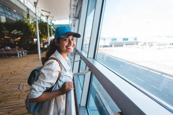 Νεαρή γυναίκα που περιμένει στο χώρο αναμονής του αεροδρομίου — Φωτογραφία Αρχείου
