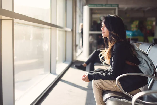 Wanita yang duduk di bandara dan menunggu pesawat — Stok Foto