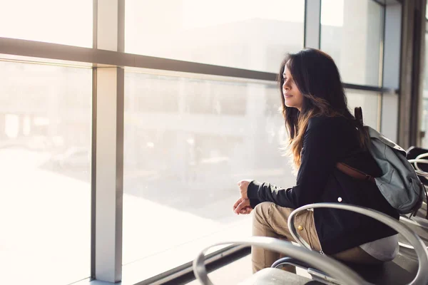 Wanita yang duduk di bandara dan menunggu pesawat — Stok Foto