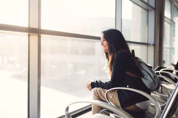 Vrouw zit op de luchthaven en wachten op vliegtuig — Stockfoto