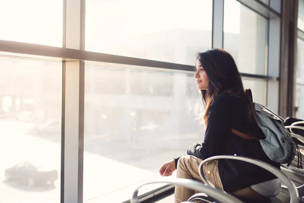 Wanita yang duduk di bandara dan menunggu pesawat — Stok Foto